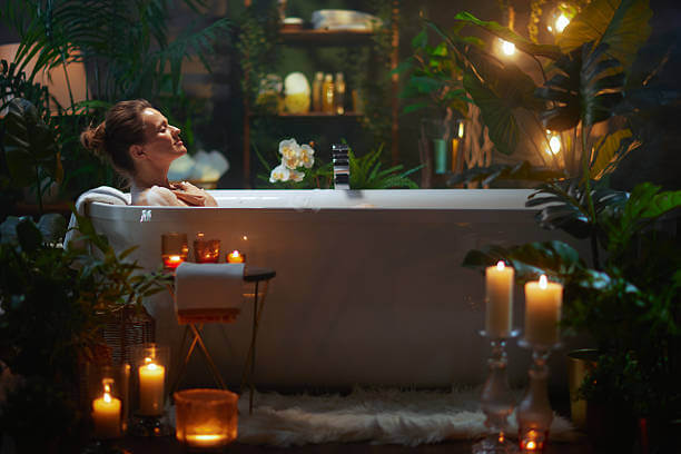 디지털 디톡스를 위해 목욕을 하면서 감정을 조절하고 있는 여성