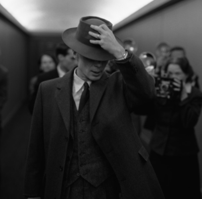 알트태그-오펜하이머 흑백 장면