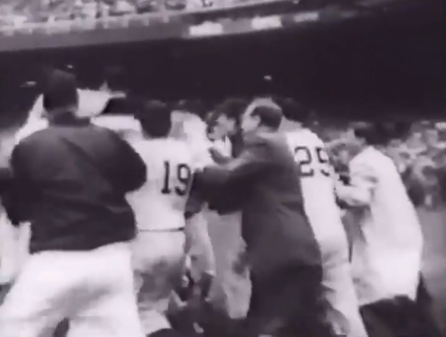 바비 톰슨이 9회말 끝내기 역전 홈런을 날린 후 팀원들이 기뻐서 쫒아 나오고 있다.