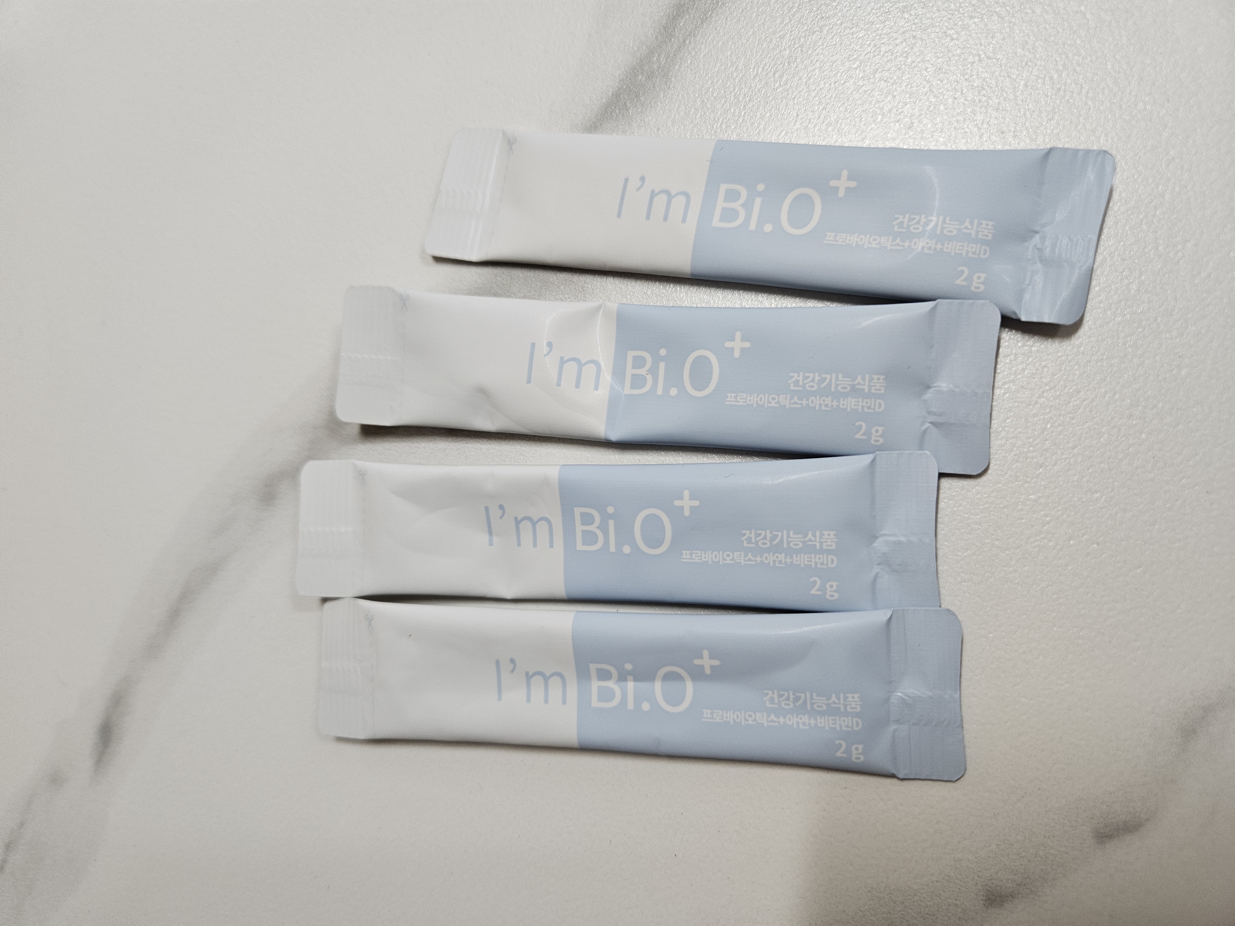 하얀 배경 위 아임비오 플러스 유산균 스틱 4포사진