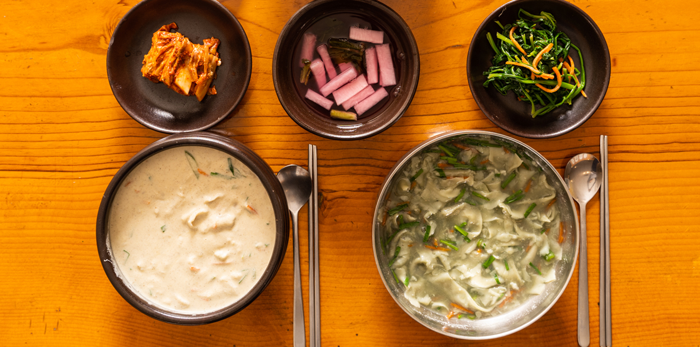 다슬기 수제비와 칼국수 모습