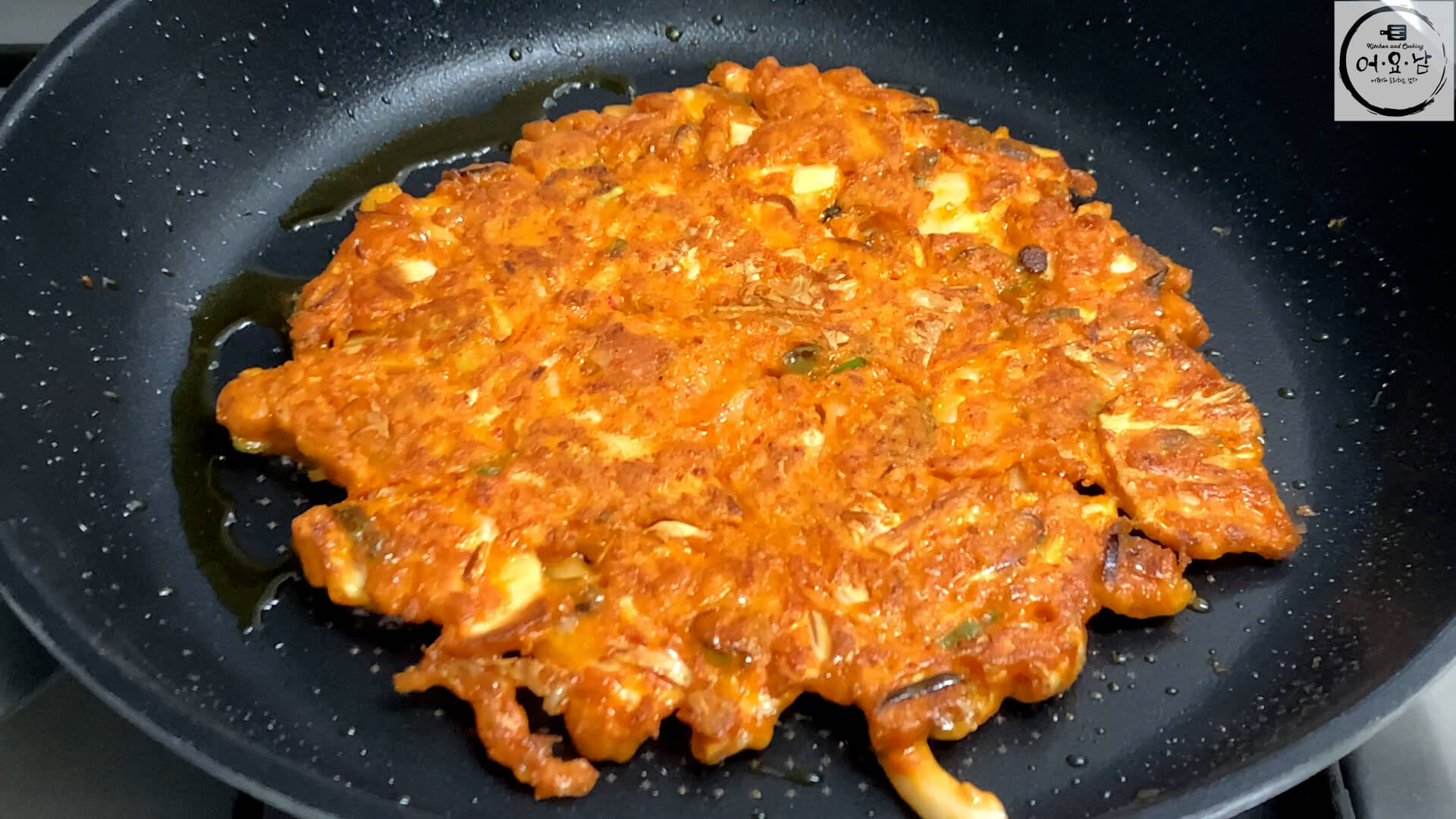 참치김치전_부치기_뒤집기
