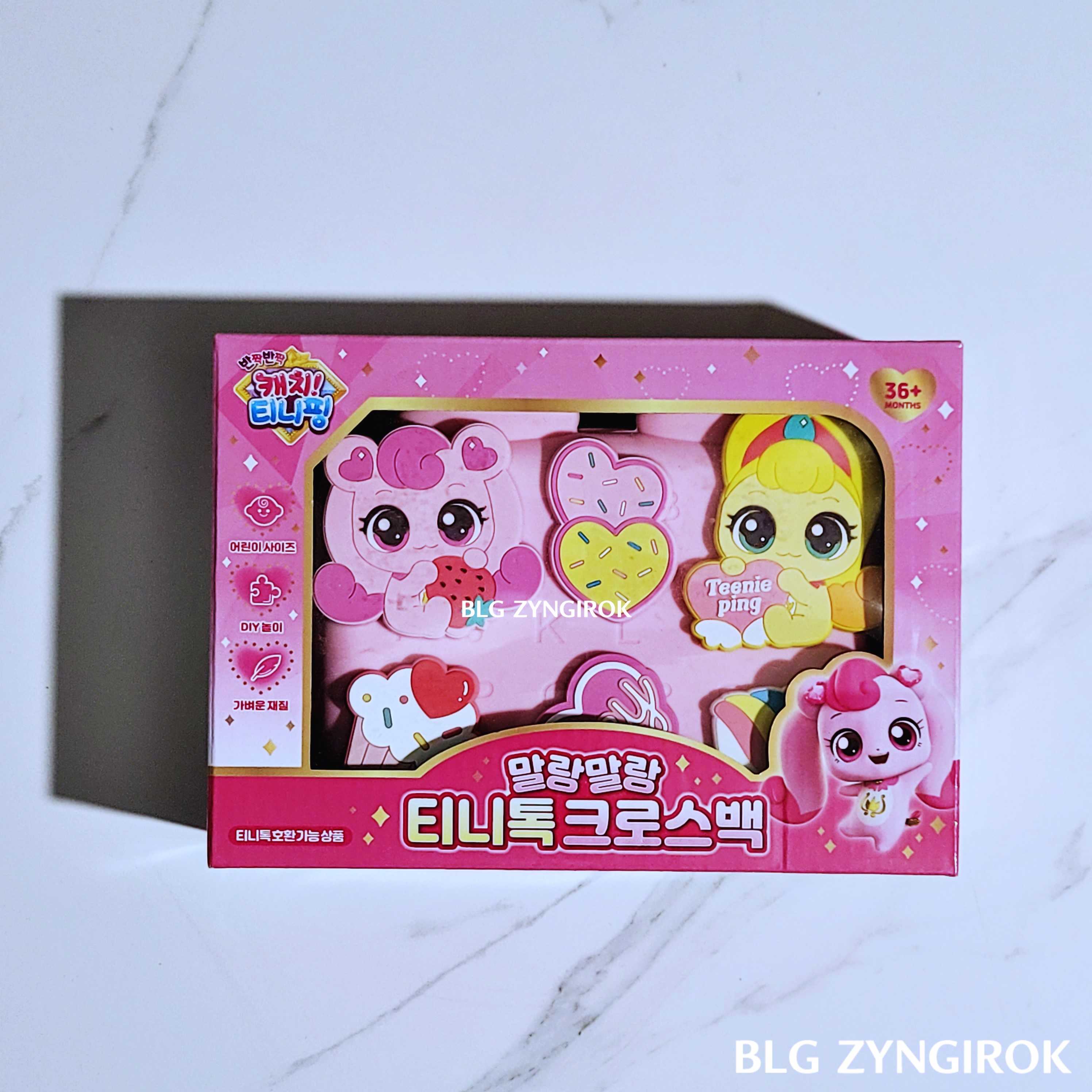 상자속에 있는 티니톡 크로스백이 테이블 위에 놓여있다.