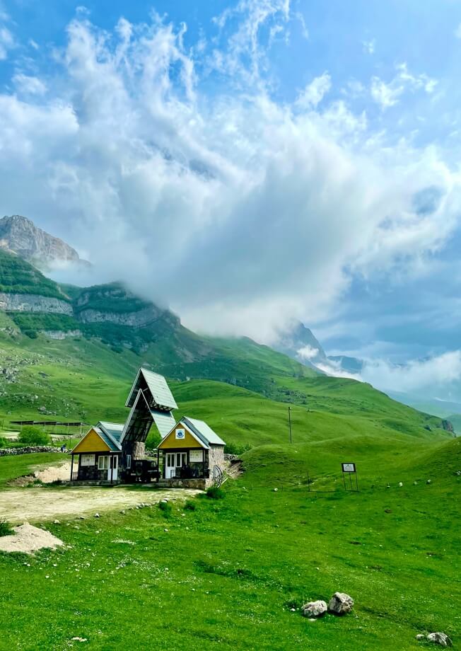 아제르바이젠 산 위에 건물 사진