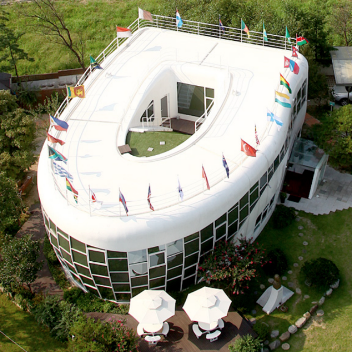 공중에서 본 해우재의 모습. 좌변기 모양이다.