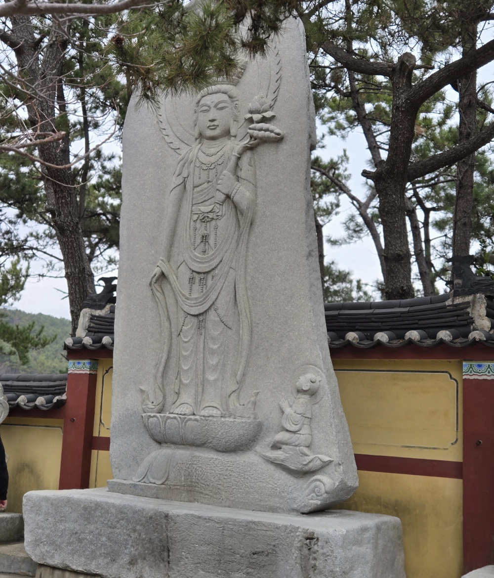 해동용궁사 입구의 대형 부처님 석상