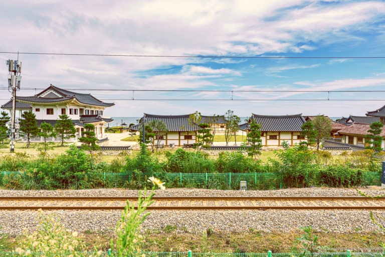 강원도 동해시 망상해변길 해파랑길 34코스 인근 한옥체험마을과 철길 풍경