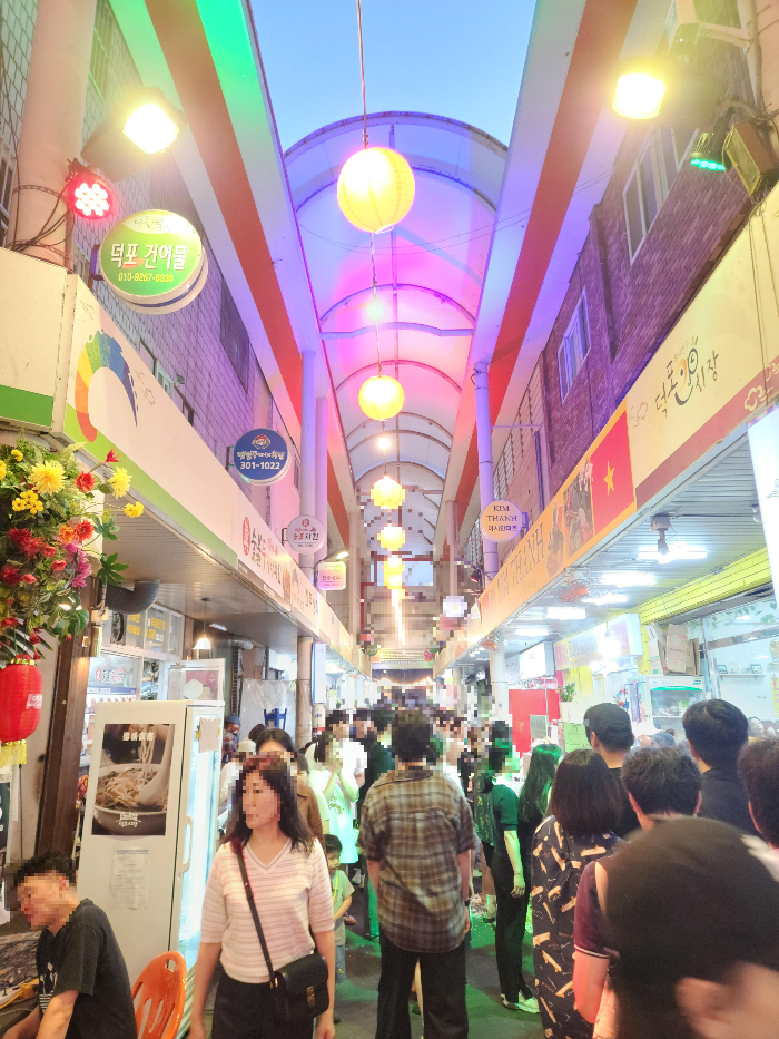 덕포 야시장에 조명이 켜졌다