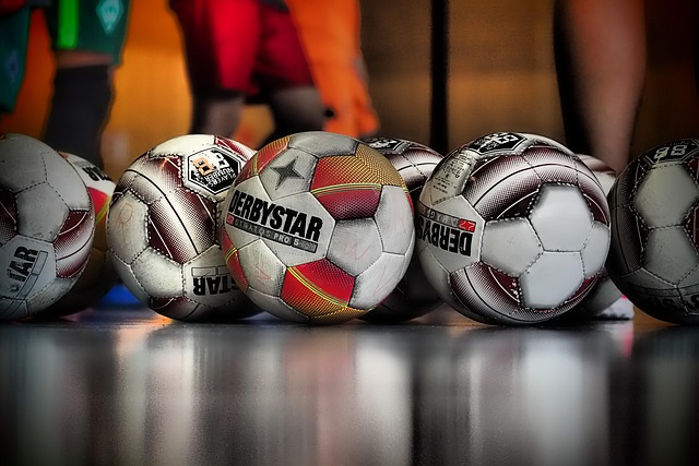 여러 축구공들이 한번에 모여 있는 사진