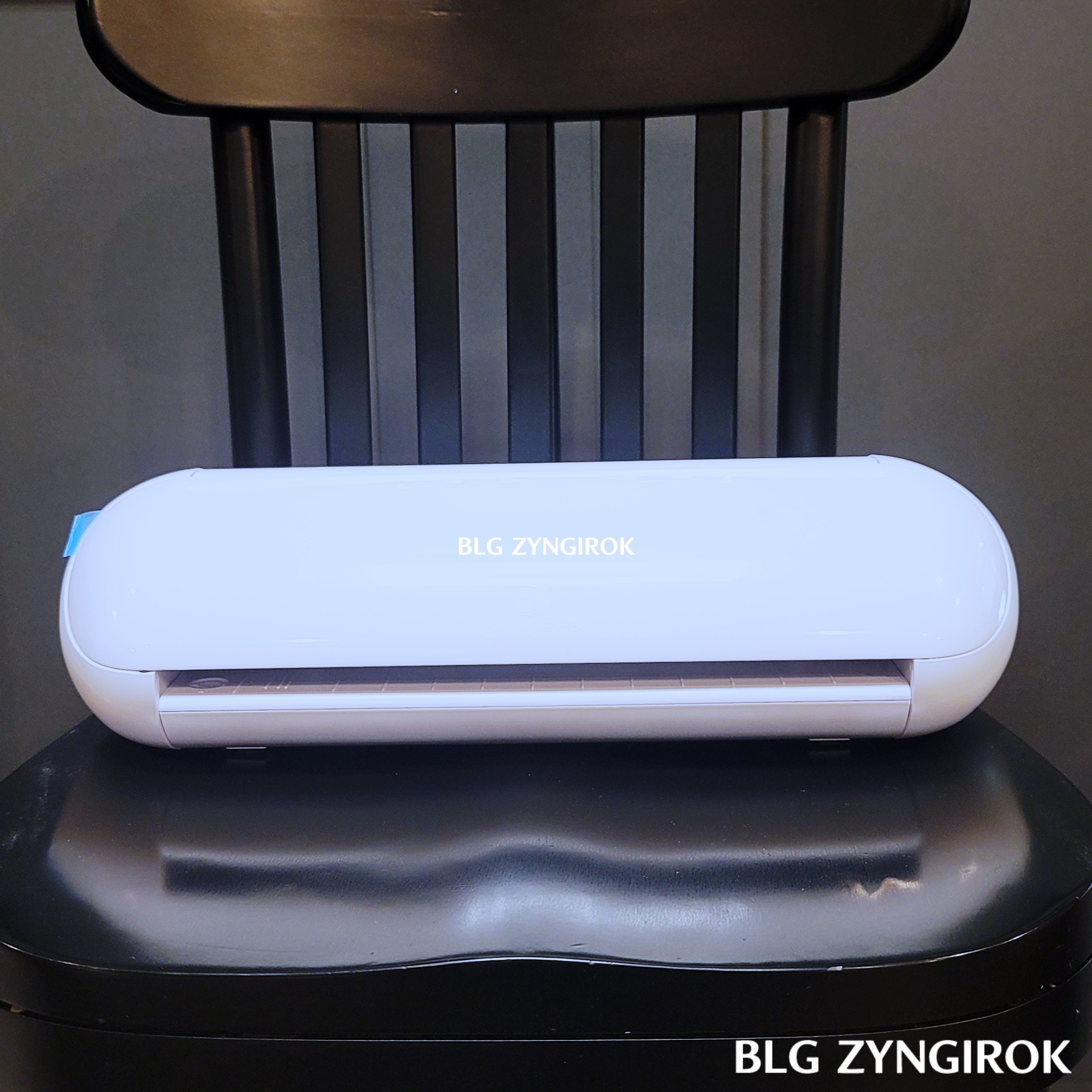 포트레이트3가-의자위에-놓여있다.