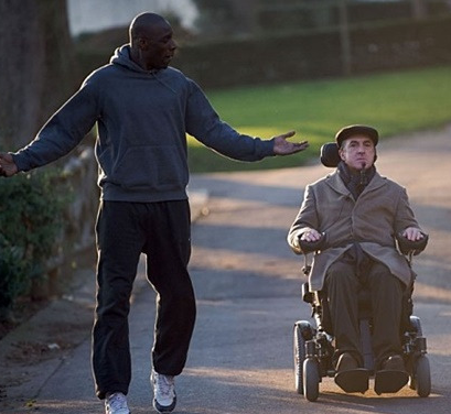 영화 속에서 두 주인공이 친구가 되어 산책하는 모습