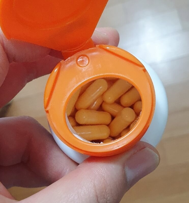 케이스 안의 캡슐 사진