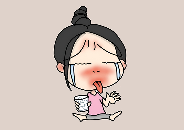 매운-음식을-먹은-여성