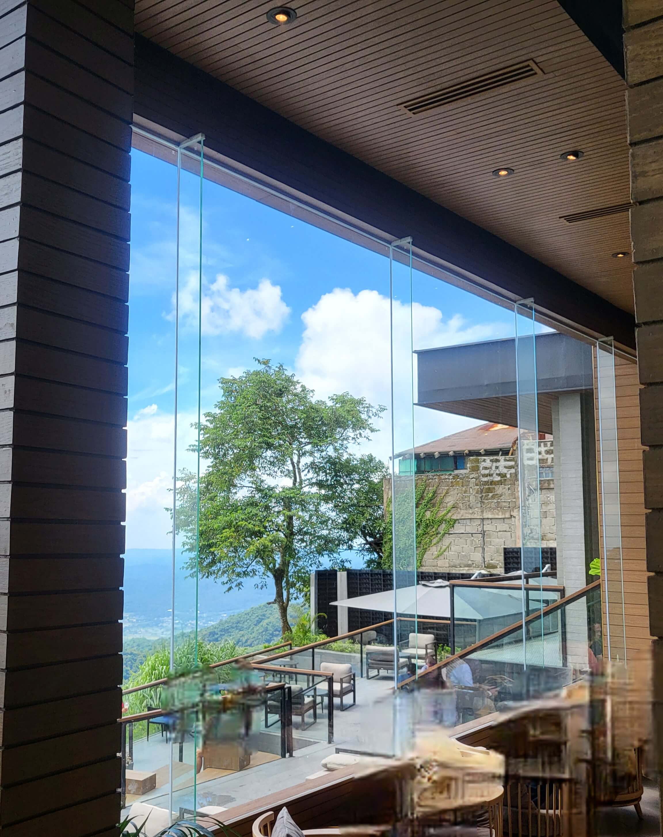 타알화산이 보이는 스타벅스내부