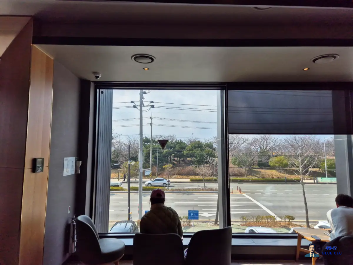부산-사상구-삼락-강변-dt-스타벅스-지점-2층-풍경