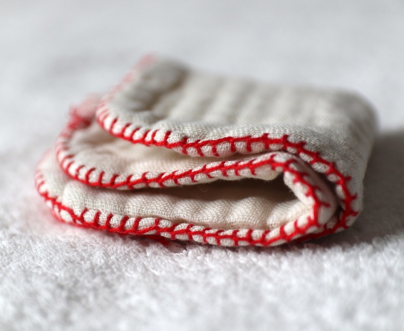 테두리가 빨갛고 손수건 전체 색깔은 하얀 손수건 사진