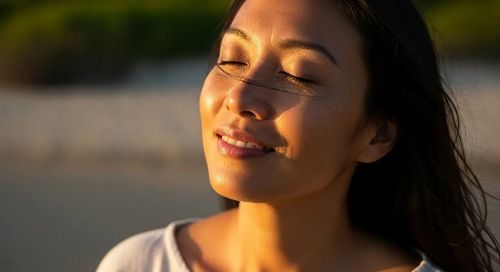 아침 햇빛을 얼굴로 맞고 있는 여성 모습