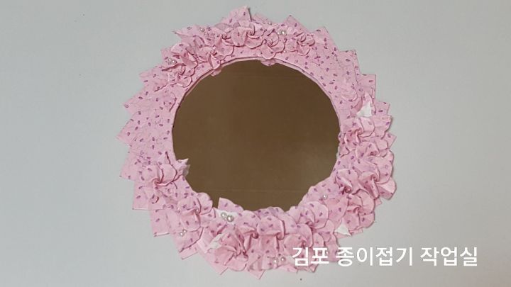 종이접기로 만든 꽃거울 모양입니다.