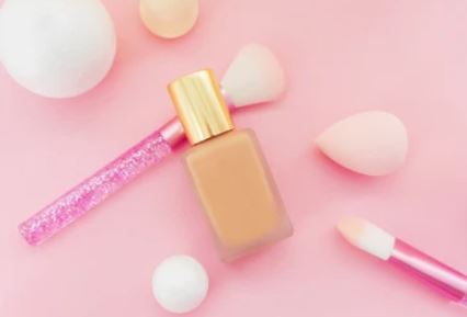 분홍색 컨실러 바르기