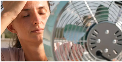 무더위에 지친 여성의모습