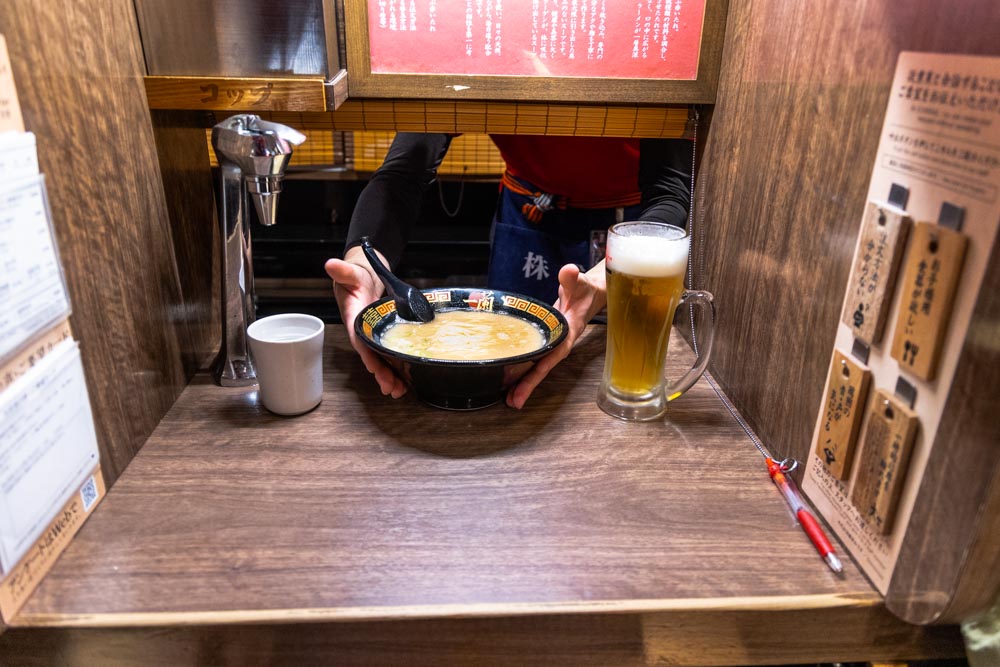 좌석에 앉으면 대발이 열리면서 주문한 음식이 나오는 모습