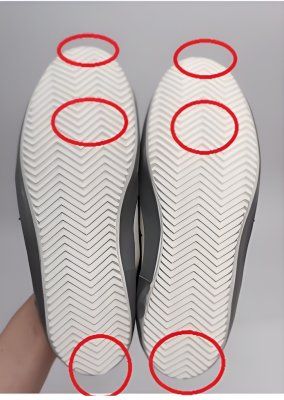 앞코부터 발바닥, 뒷굼치 까지 일자로 닳아버린 신발 사진 모습