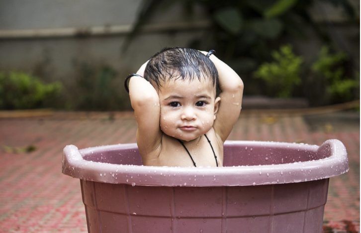 여름 땀띠 예방과 시원한 목욕법