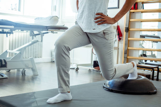 하프 밸런스 볼을 사용해서 런지 운동을 하는 모습