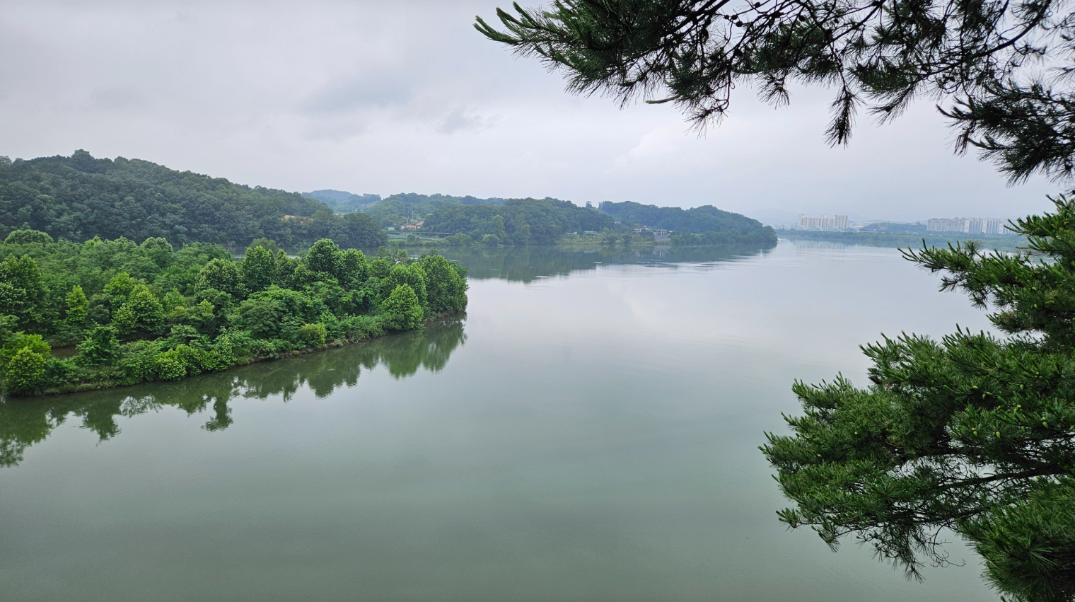 충주 탄금대에서 내려다 보는 남한강의 모습