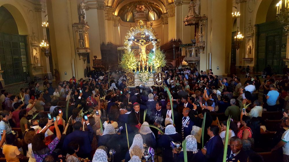 El Señor del Santuario saliendo de la Basílica Catedral de Lima en Domingo de Ramos