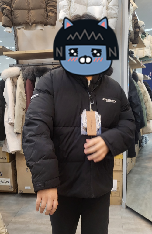 검은색 점퍼 입어보는 사람