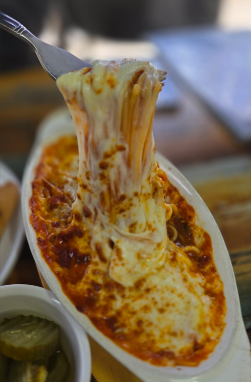 포크로 크게 올린 치즈오븐스타게티