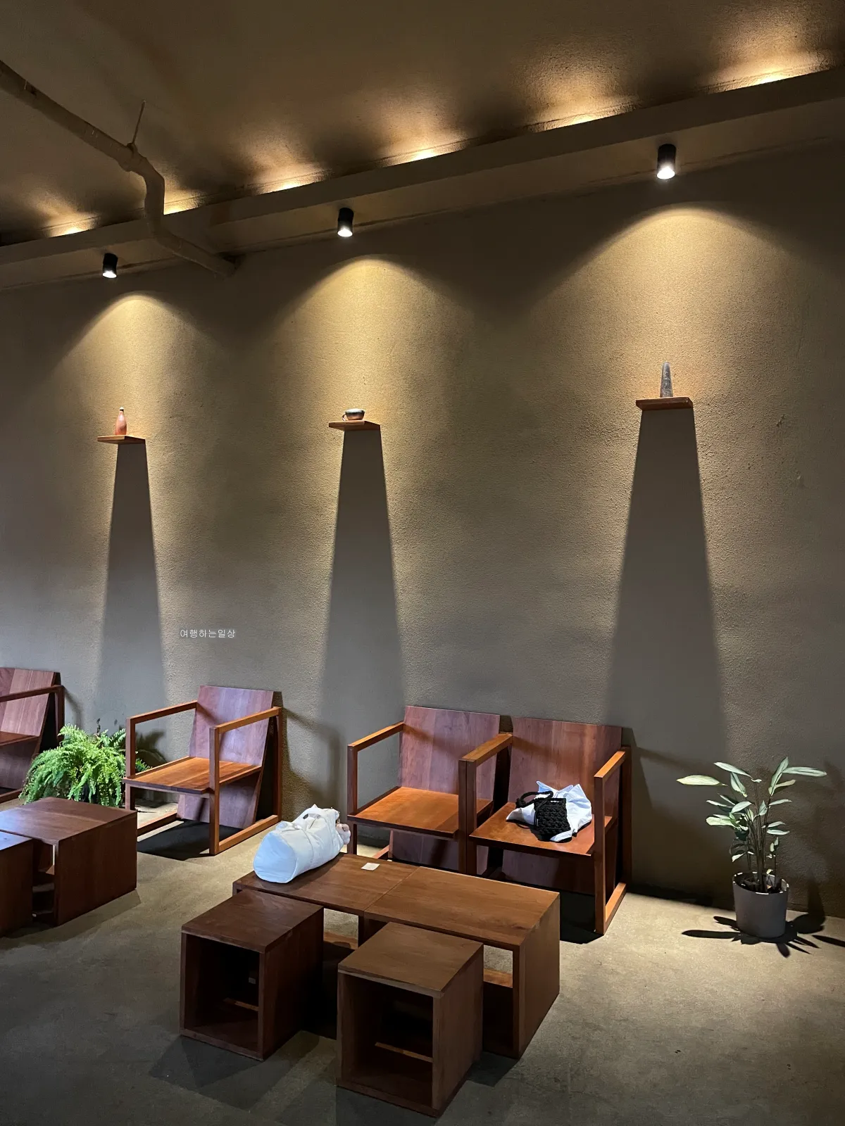 제주-비오는날-조용하고-통창-숲-뷰가-예쁜-구좌-고사리커피-감성카페