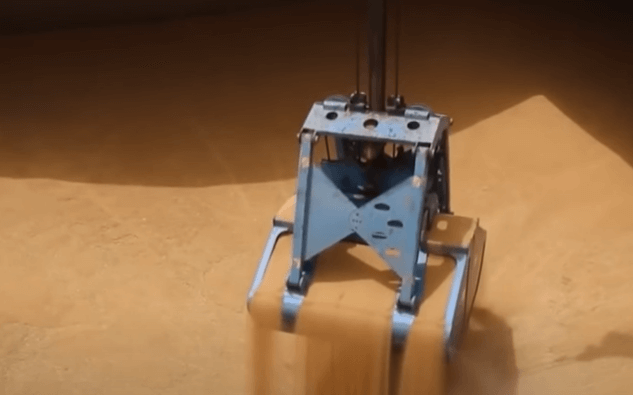 곡물을 나르는 크레인의 모습