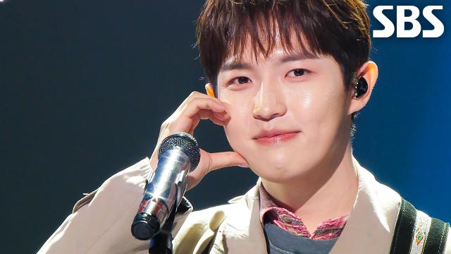 2026년 10월 11일 SBS 인기가요 무대에서 마이크를 든 김재환