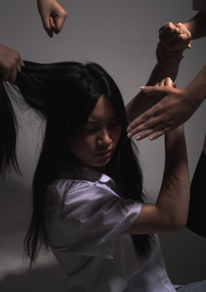 여러학생들에게괴롭힘을당하고있는형상의사진