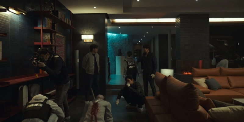 대형 저택에 칼에 맞고 쓰러져 있는 한 사내와 이를 조사하고 있는 경찰관들