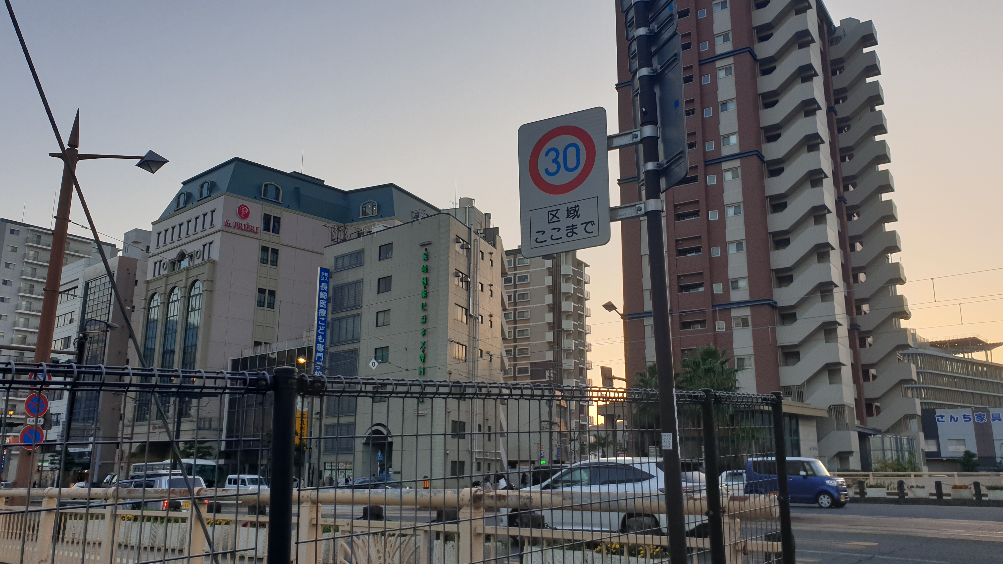 나가사키 터미널과 나가사키역 인근의 도심 길 건너편