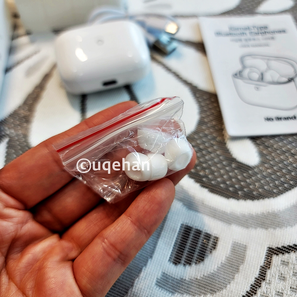 노브랜드 커널형 블루투스 이어폰의 이어캡을 손가락위에 올려놓았다.