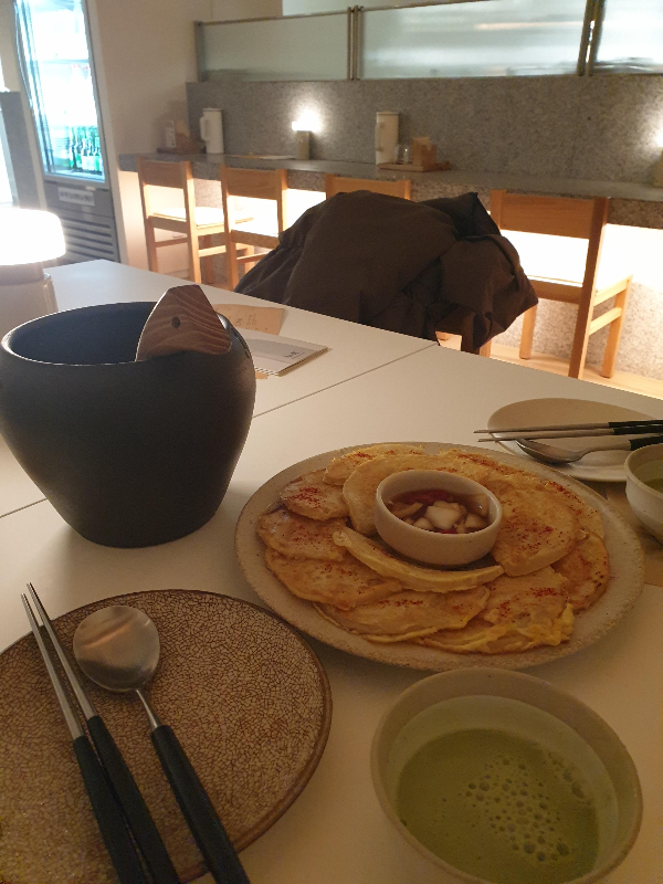 테이블 위에 올려있는 무우 지짐이 육전과 비슷하다.