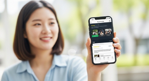 앱을 소개해주는 여성의 손과 스마트폰 화면