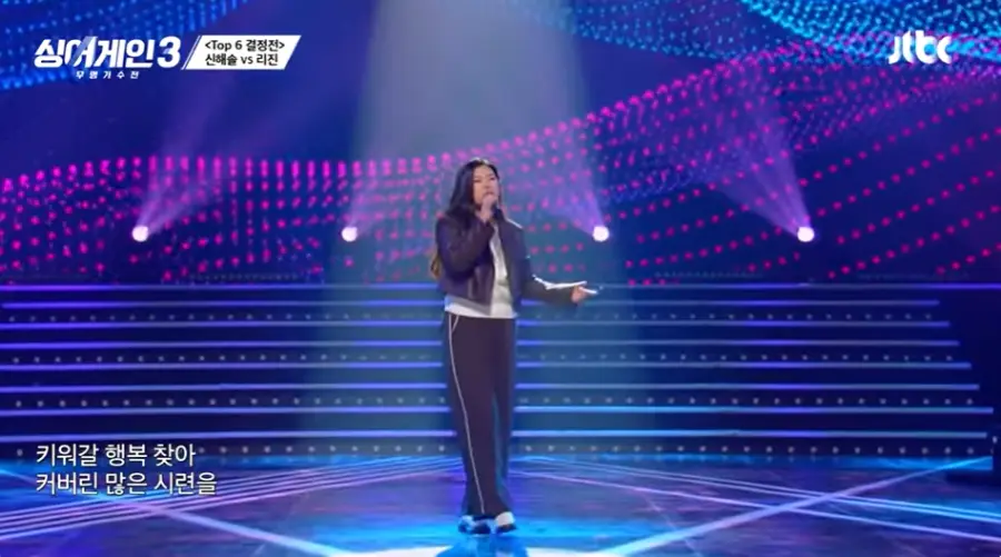 싱어게인3-
긴머리를 한쪽으로 넘기고 가죽자켓에 검은마이크를 오른손으로 들고 앞으로 걸어가며 노래하는 46호