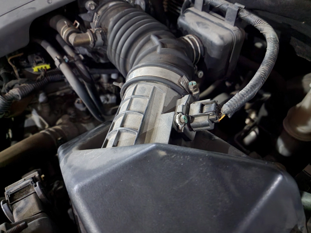 가장 먼저 탈거한 흡기 라인 커넥터를 빼먹었다...