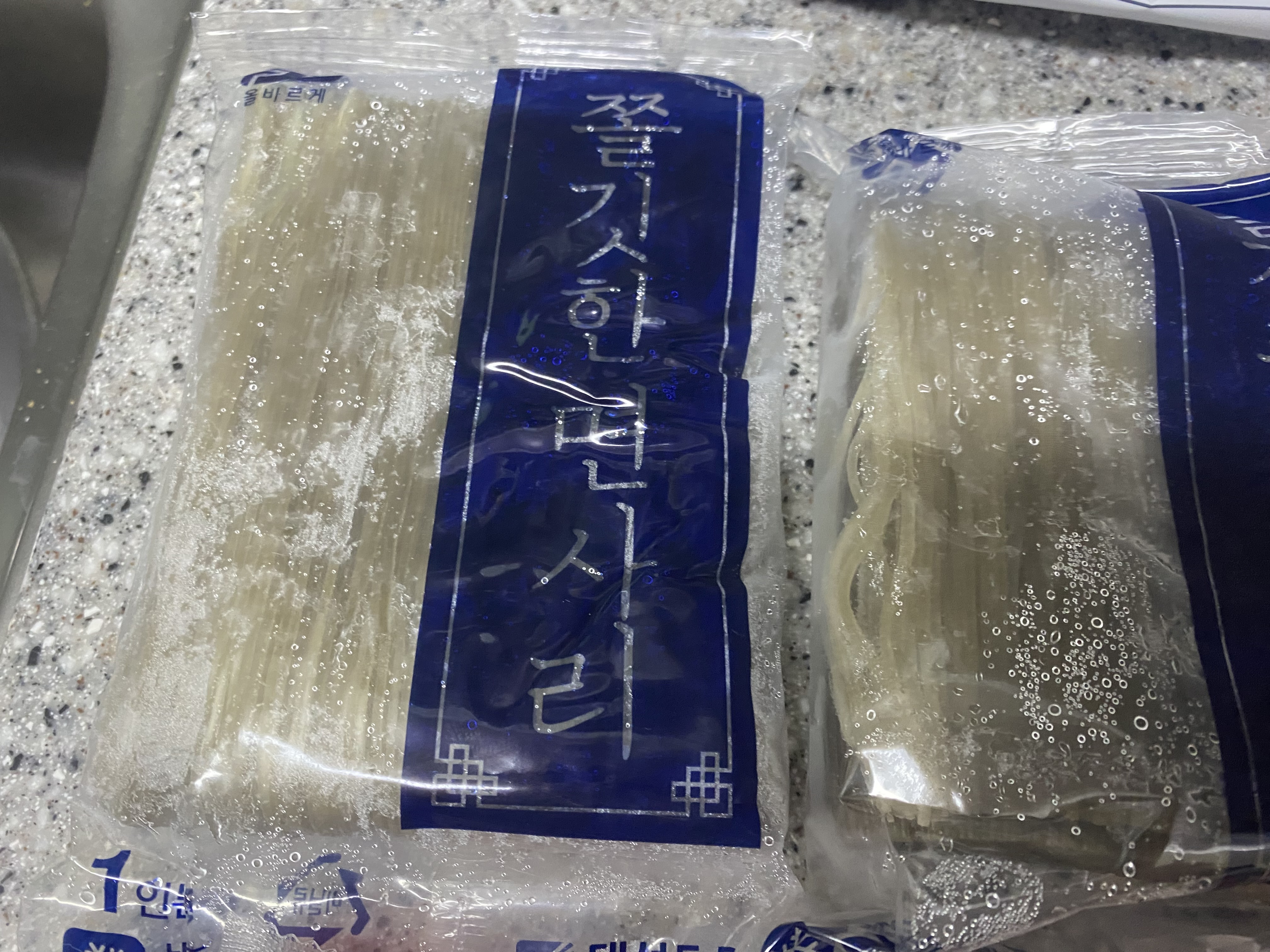 &amp;#39;올반 속초식 회냉면&amp;#39;에 들거아 있는 냉면사리 2개 사진입니다.