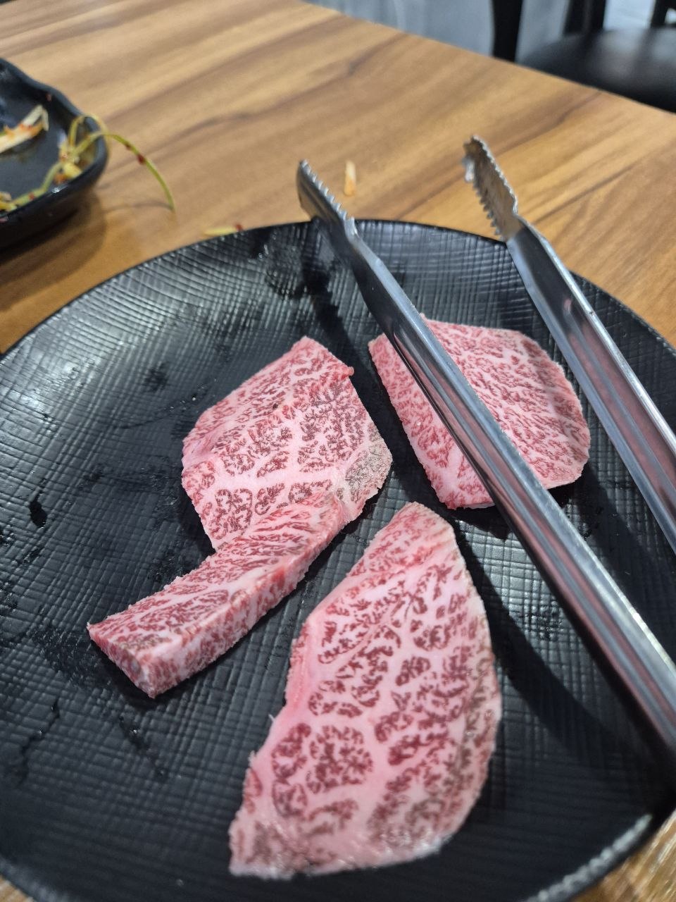  마블링이 예술인 메인 한우 생고기 플레이팅 한남동 한우