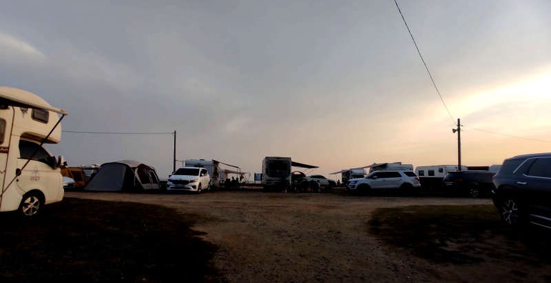 캠핑카 뒤쪽으로 붉은 노을