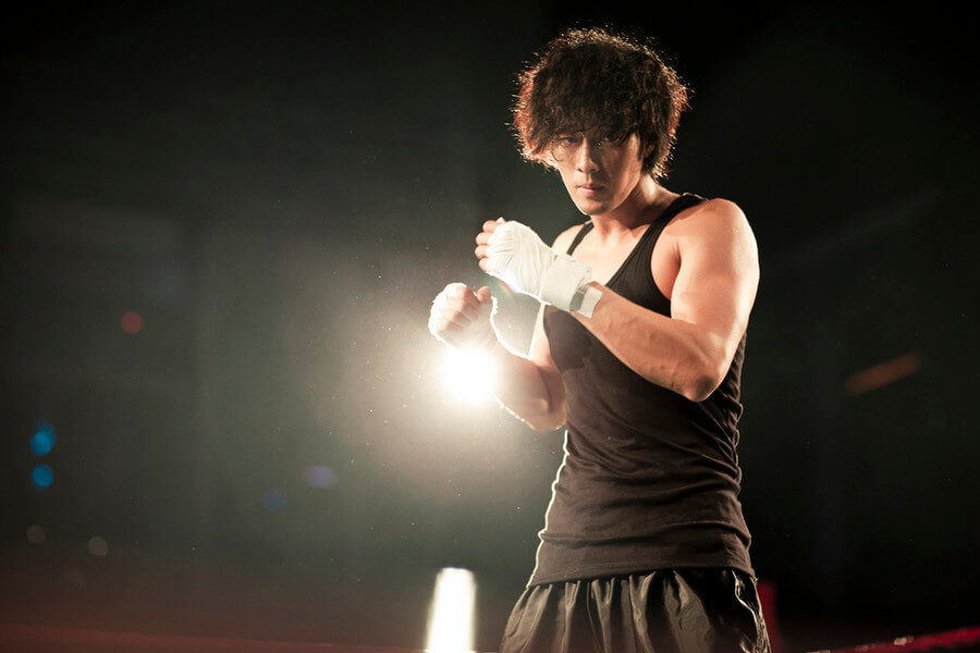 영화 오직 그대만의 주인공 복서 철민의 모습