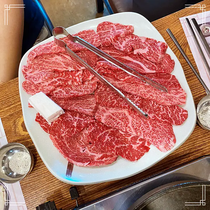 토요일은 밥이좋아 군포 산본 금정역 한우 숙성 등심 맛집 500 시간 진공 에이징 소고기 무쇠 철판 구이 한우물회 육회 현지인 추천 토밥 좋아 방송정보