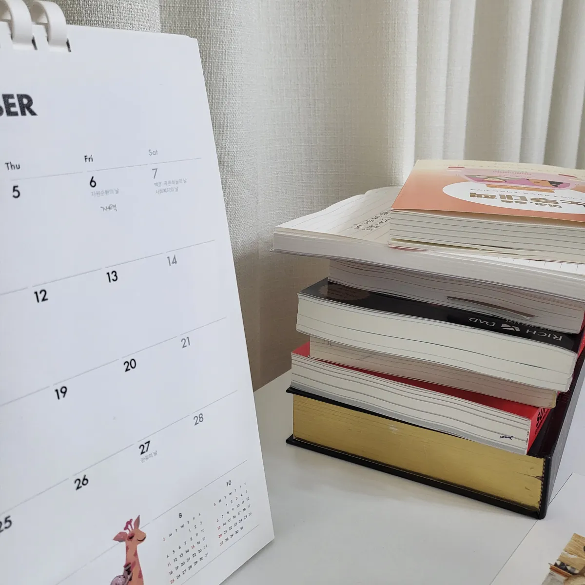 쌓아올려진-책들-여러-권