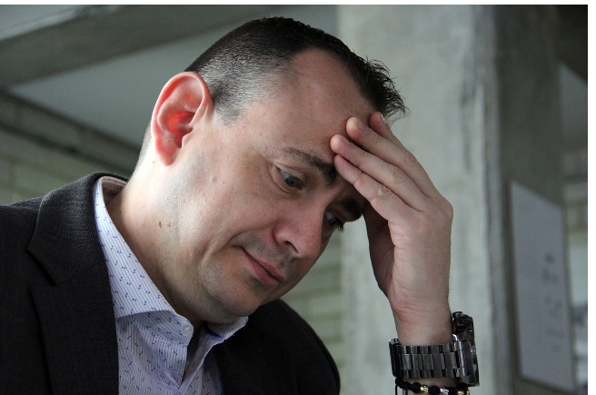 보험 해지를 고민하며 머리를 짚고 있는 중년 남성